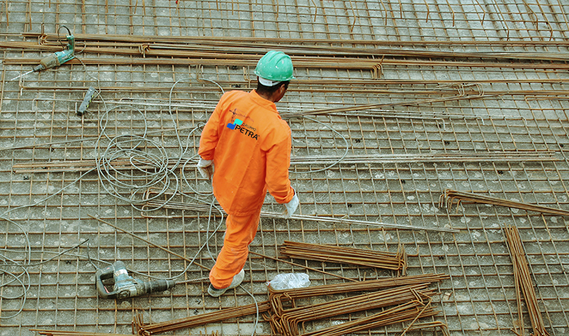 Operaio Petrà al lavoro